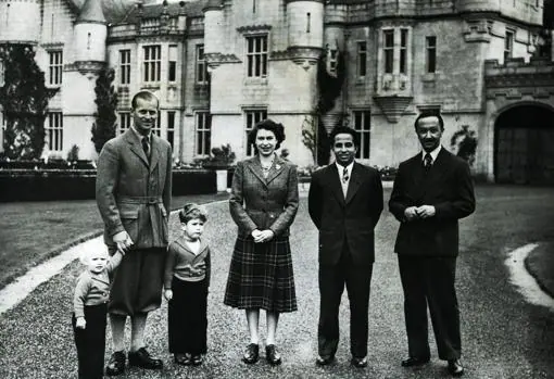 La Reina Isabel II y su marido, el duque de Edimburgo con algunos invitados en el Castillo de Balmoral en 1952