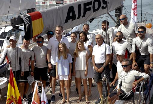 A bordo del «Aifos 500» Los Reyes y sus hijas, con la tripulación del velero de la Armada Española