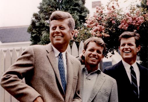 John F. Kennedy con sus hermanos Robert y Edward. John F. Kennedy Jr.