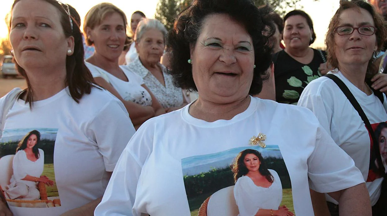 Imagen de archivo de unas fans de Isabel Pantoja junto antes de un concierto en El Rocío
