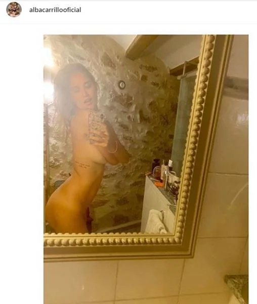 Alba Carrillo se fotografía desnuda frente al espejo