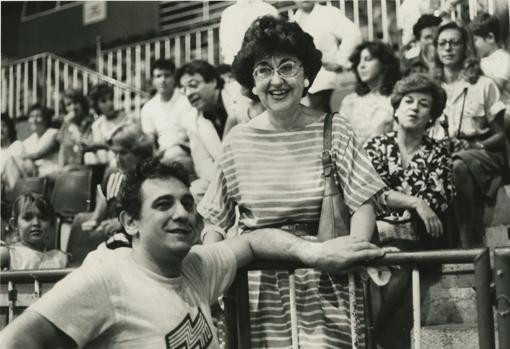 Plácido Domingo y su mujer, en el partido de fútbol sala entre un equipo de artistas y y el de arquitectura, en Madrid, en 1984