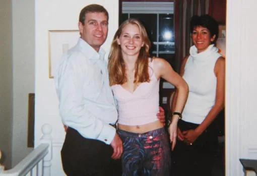 El hijo de Isabel II con su supuesta víctima, Virginia Roberts en 2001