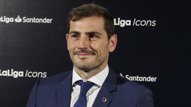 Iker Casillas presume de sentido del humor y se ríe del estilismo que lucía en su juventud