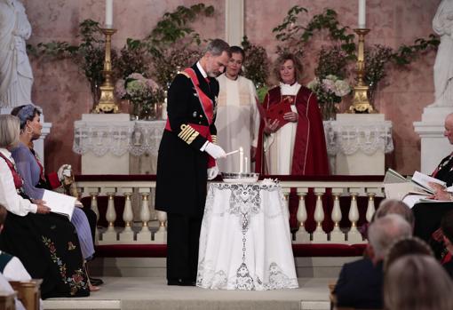 Don Felipe (arriba) y la Princesa Victoria de Suecia, padrinos de Ingrid