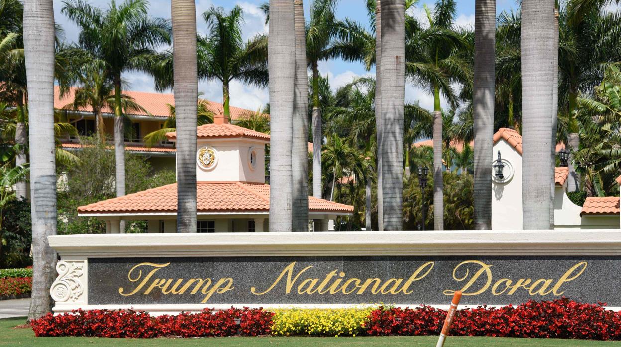 Entrada al hotel Doral, en Miami, propiedad de Trump