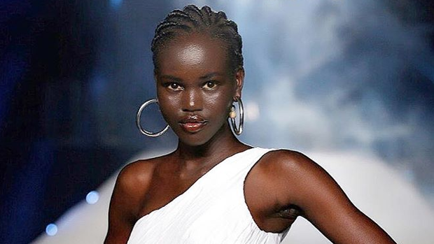 La modelo Adut Akech «explota» por el gran error que una revista ha cometido con ella