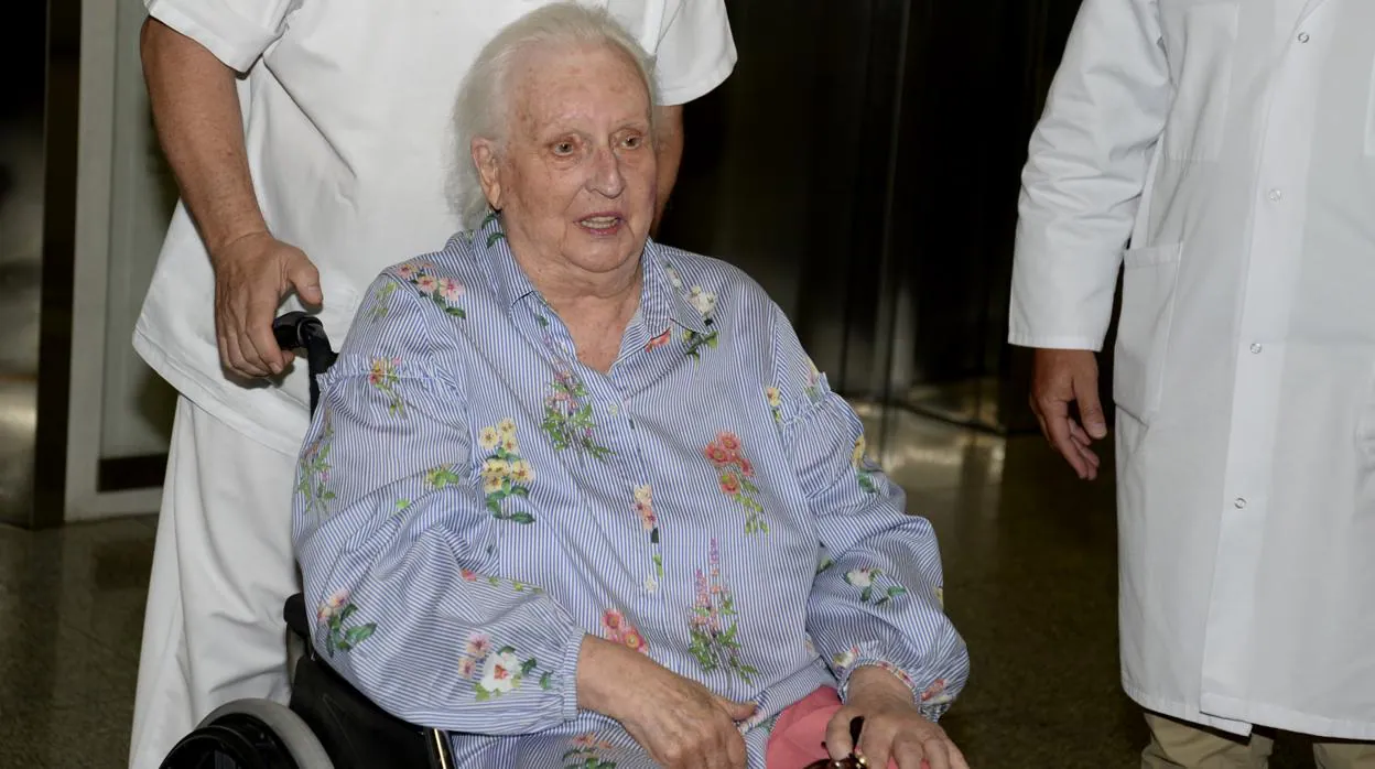 La Infanta Doña Pilar abandonando el hospital