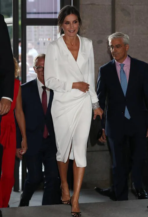 «Oversize» y blanco: así es el vestido con el que la Reina Letizia ha brillado en el Teatro Real