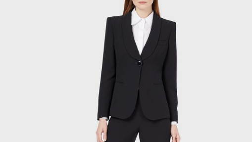 Traje femenino de color negro