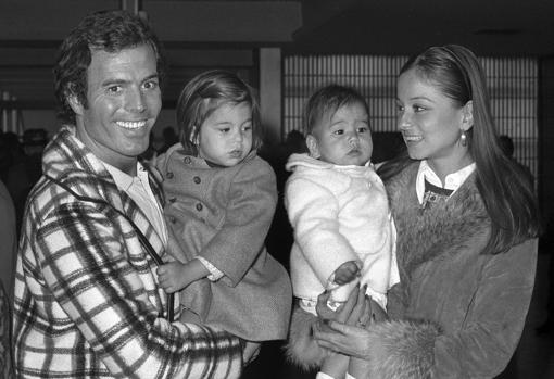 Julio Iglesias e Isabe junto a dos de sus hijos