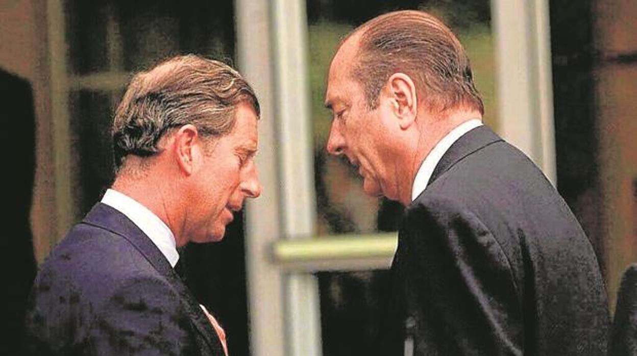 Jacques Chirac dando el pésame a Carlos de Inglaterra por la muerte de Diana de Gales