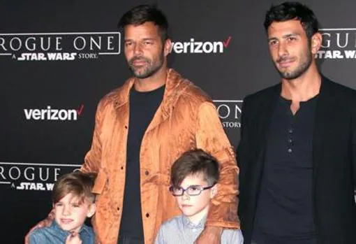 Ricky Martin, con sus hijos Valentino y Matteo, y su prometido Jwan Yosef