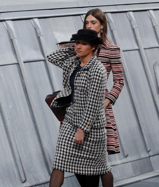 Gigi Hadid echa a una espontánea que se coló en el desfile de Chanel