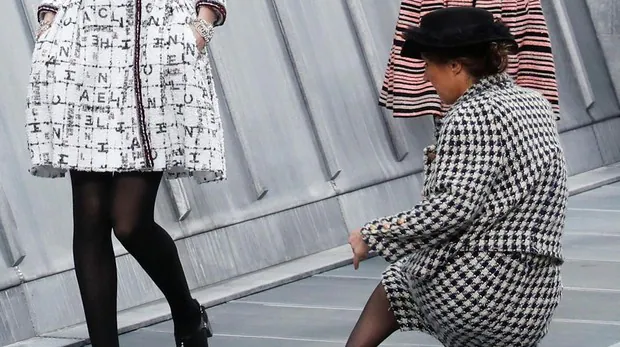 Gigi Hadid echa a una espontánea que se coló en el desfile de Chanel