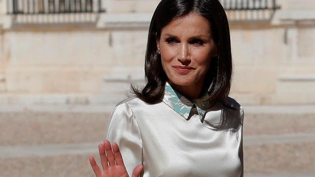 La Reina Letizia luce espectacular un mantón de Manila convertido en falda