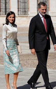 La Reina Letizia luce espectacular un mantón de Manila convertido en falda