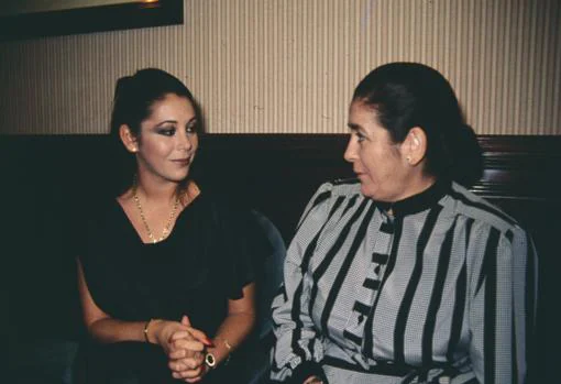 Isabel Pantoja, junto a su madre, en el año 1990