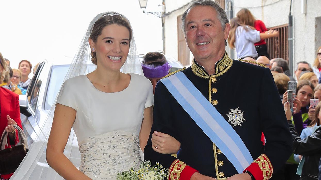 José María Michavila llevando a su hija Irene al altar