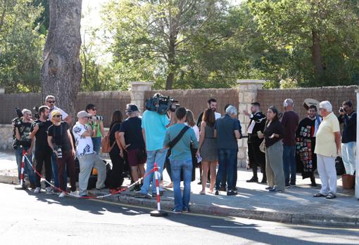 Gras expectación a las puertas de la Fortaleza