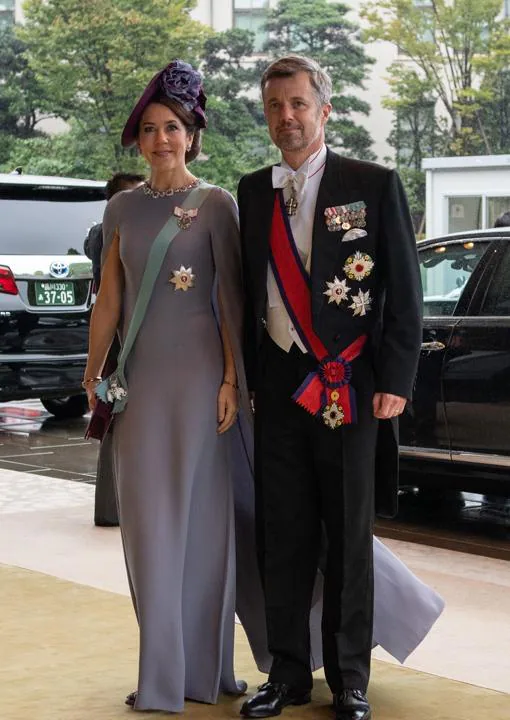 Federico y Mary de Dinamarca. La Princesa lució un vestido liso en color malva