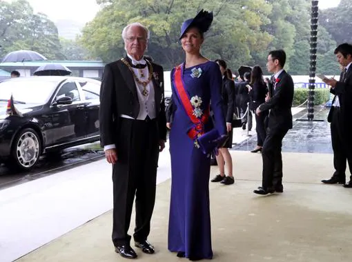 El Rey Carlos Gustavo de Suecia con su hija, la Princesa Victoria, que optó por vestido azul klein
