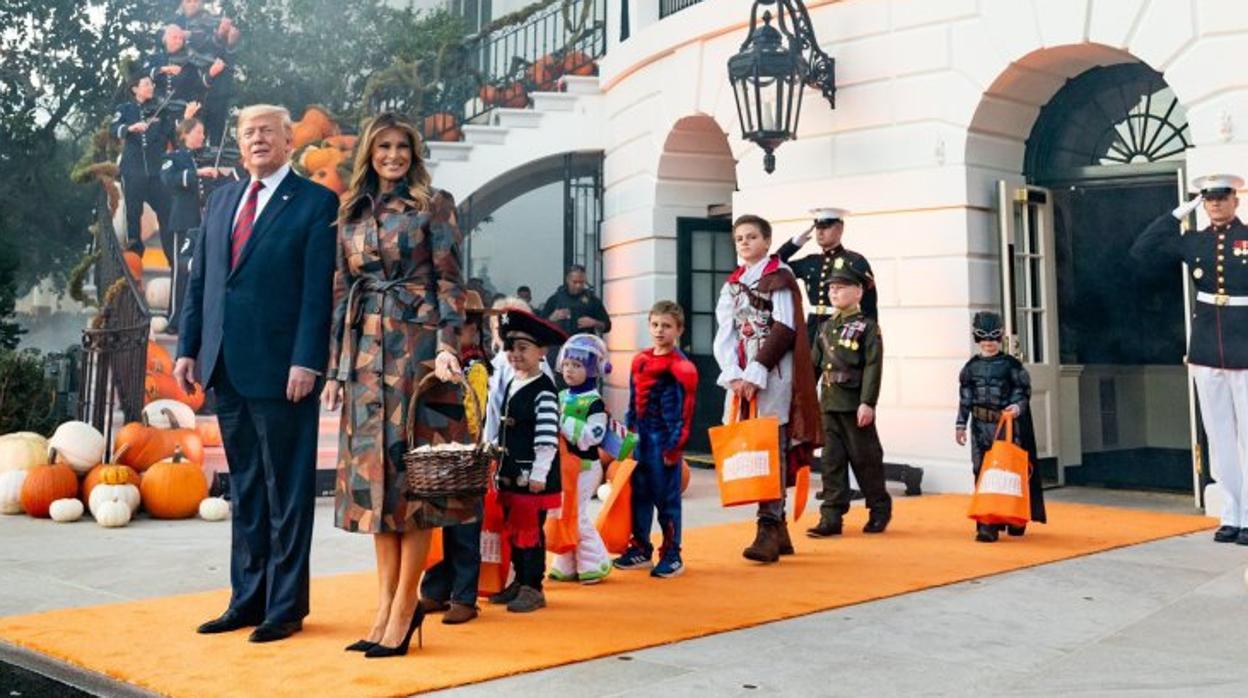 El matrimonio Trump el pasado lunes, frente al pórtico de la Casa Blanca decorado para Halloween