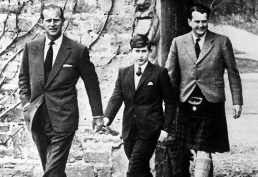 El Príncipe Carlos, con su padre Felipe de Edimburgo, en 1962