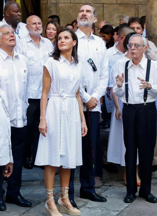 El último acierto estilístico de Letizia en Cuba: vestido reciclado y alpargatas españolas