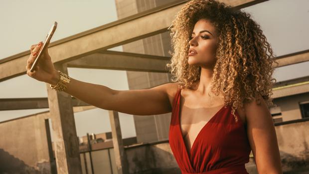 Realzador de pecho: la alternativa al sujetador para los escotes complicados