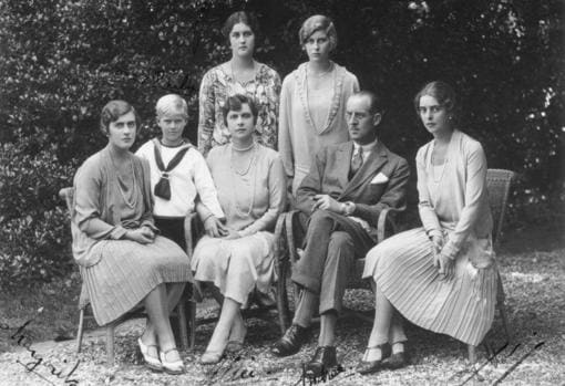 Sentados: Margarita, la Princesa Alicia, el Príncipe Andrés y Teodora. De pie: el Principe Felipe vestido de marinero, Cecilia y Sofía.