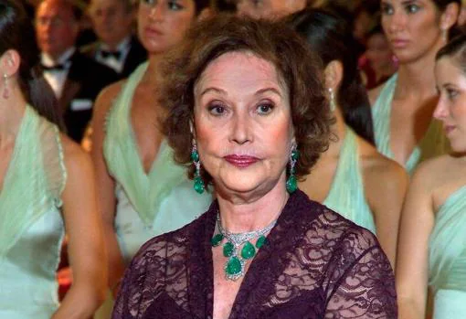 Carmen Polo, con el collar de esmeraldas subastado