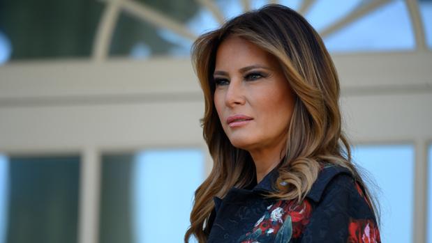 El polémico «look» de Melania Trump para dar la bienvenida a la Navidad