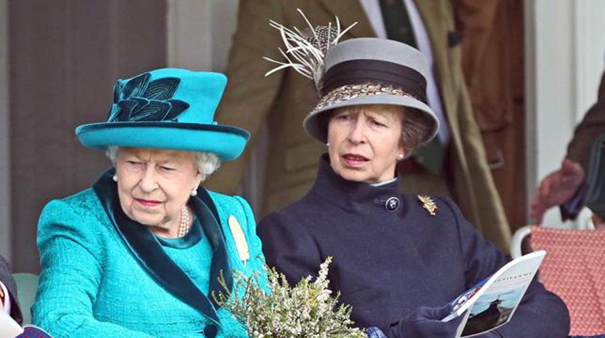 La Reina Isabel II y la Princesa Ana (imagen de archivo)