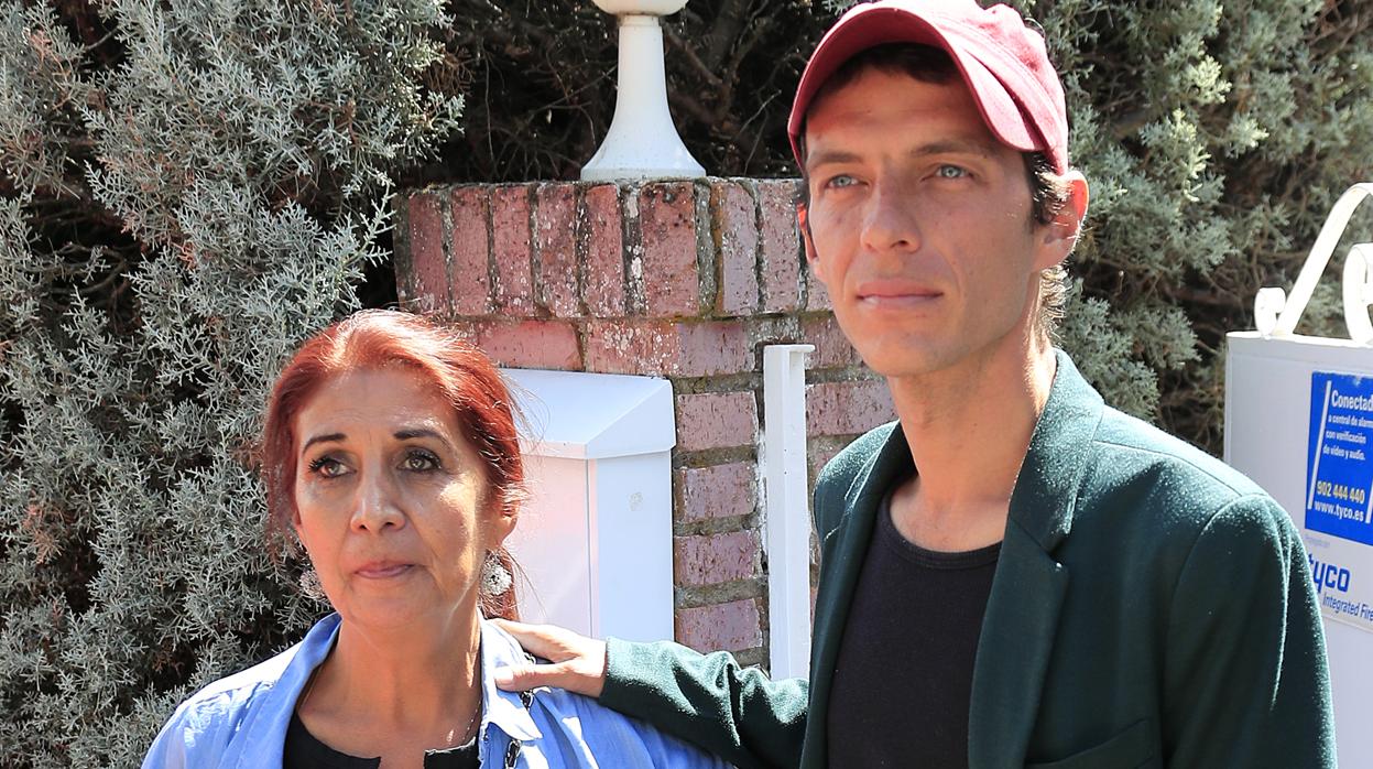 El hijo de Camilo Sesto junto a su madre