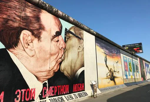 El beso de tornillo de Leonidas Breznev y Erich Honecker, pintado por el artista ruso Dimitri Vrubel
