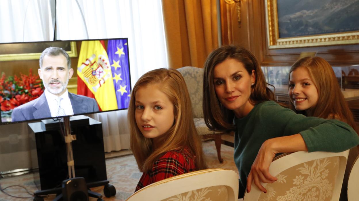 Los Reyes y sus hijas verán el Mensaje de Navidad por televisión y después cenarán con Don Juan Carlos y Doña Sofía y otros familiares