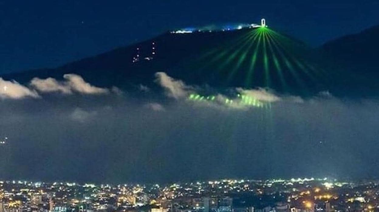 Los chavistas celebran con luces láser las siete estrellas del Hotel Humbolt