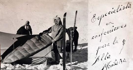 El creador de la marca, con su primer saco de dormir, en 1954