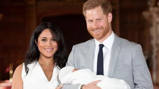 El Príncipe Harry y Meghan Markle fotografiados junto a su hijo recién nacido: Archie Harrison