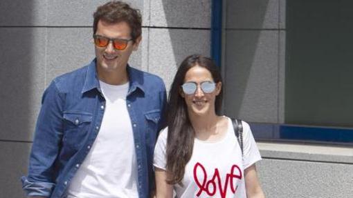 Albert Rivera y Malú salen juntos de un hospital madrileño