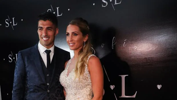 Luis Suárez y Sofía Balbi renuevan sus votos matrimoniales ante la plantilla del Barça