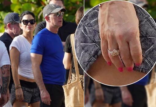 Jeff Bezos y Lauren Sánchez en St Barth (arriba), donde ella luce un anillo de compromiso con un fabuloso diamante amarillo