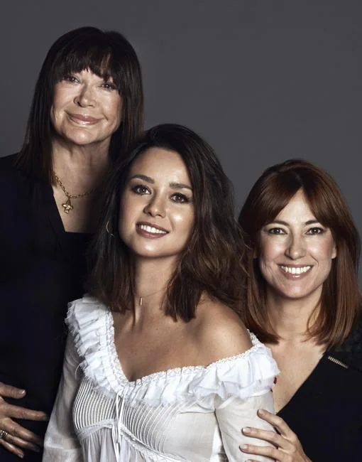 Cheska (izda.), la gran dama de la peluquería, junto a la actriz Daphne Fernández y su hija María