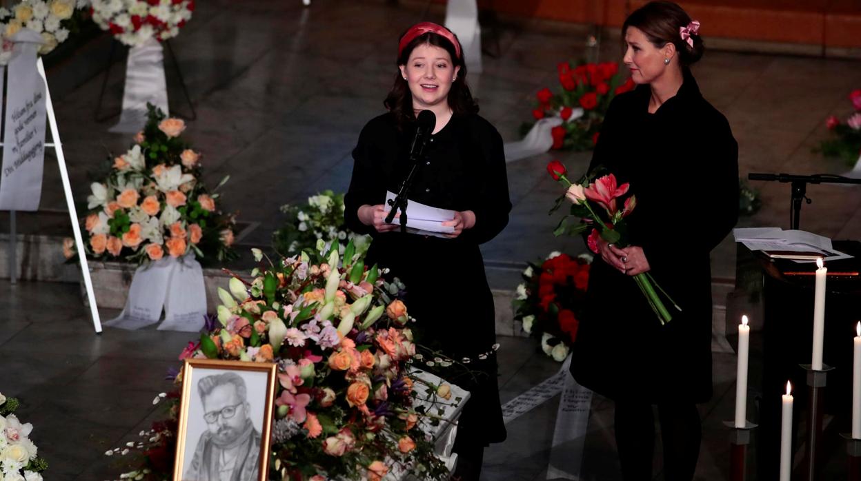 Lágrimas y emoción en el multitudinario funeral de Ari Behn