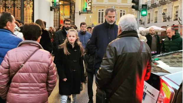 El Rey Felipe y la Princesa Leonor, dos paseantes más en el centro de Madrid