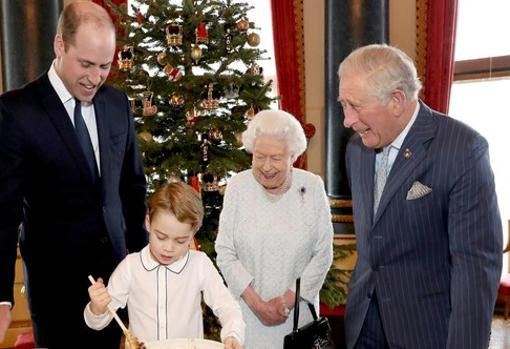 Isabel II junto a su hijo, el Príncipe Carlo, su nieto, el Príncipe Guillermo y su bisnieto, el Principe Jorge