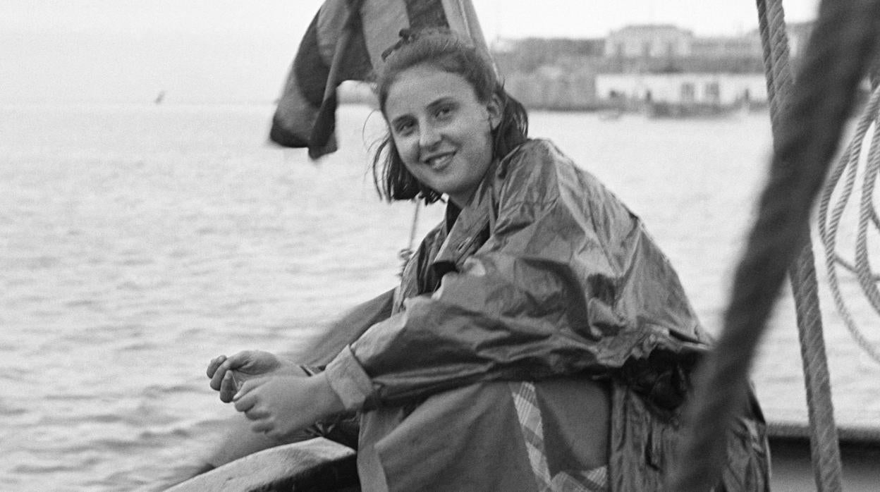 La Infanta, en 1949, pescando en el «Saltillo», el barco de Don Juan en Estoril