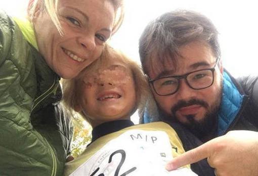 Rufián y Mireia junto a su hijo