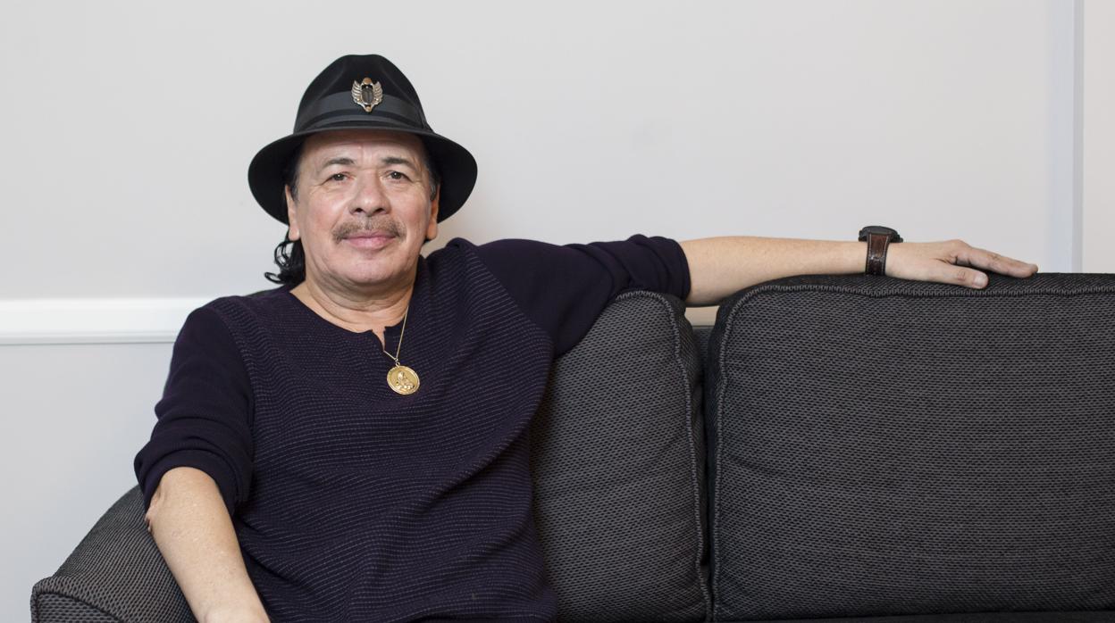 El guitarrista Carlos Santana, durante una entrevista con ABC